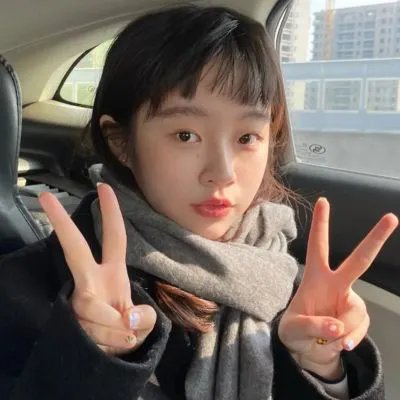 给小酒馆女子喝高杯酒